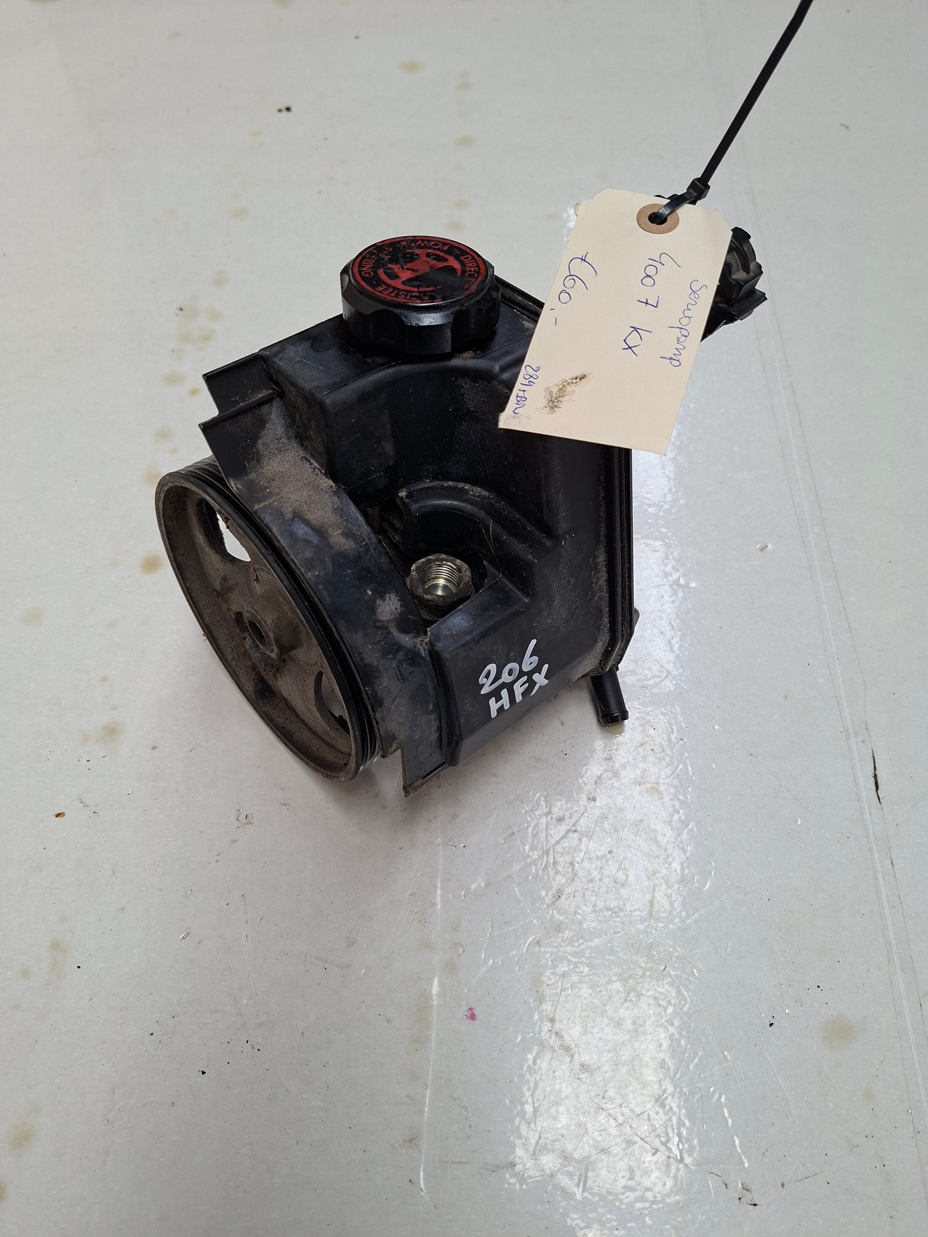 Originele servopomp van een Peugeot 206 (OEM 4007 KX), bouwjaar 2005