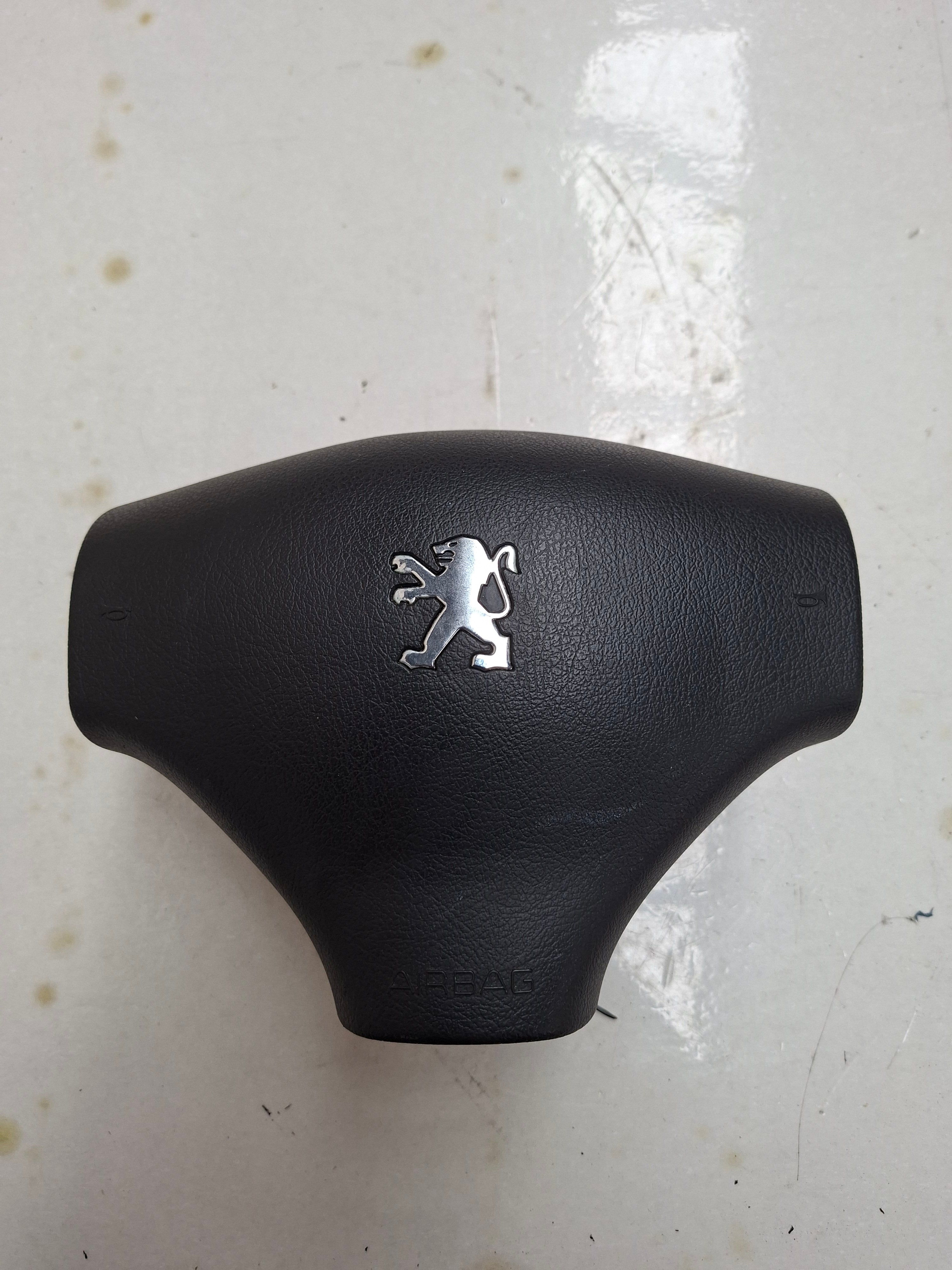 Originele stuurairbag van een Peugeot 206 (OEM 4112 FW), bouwjaar 2004