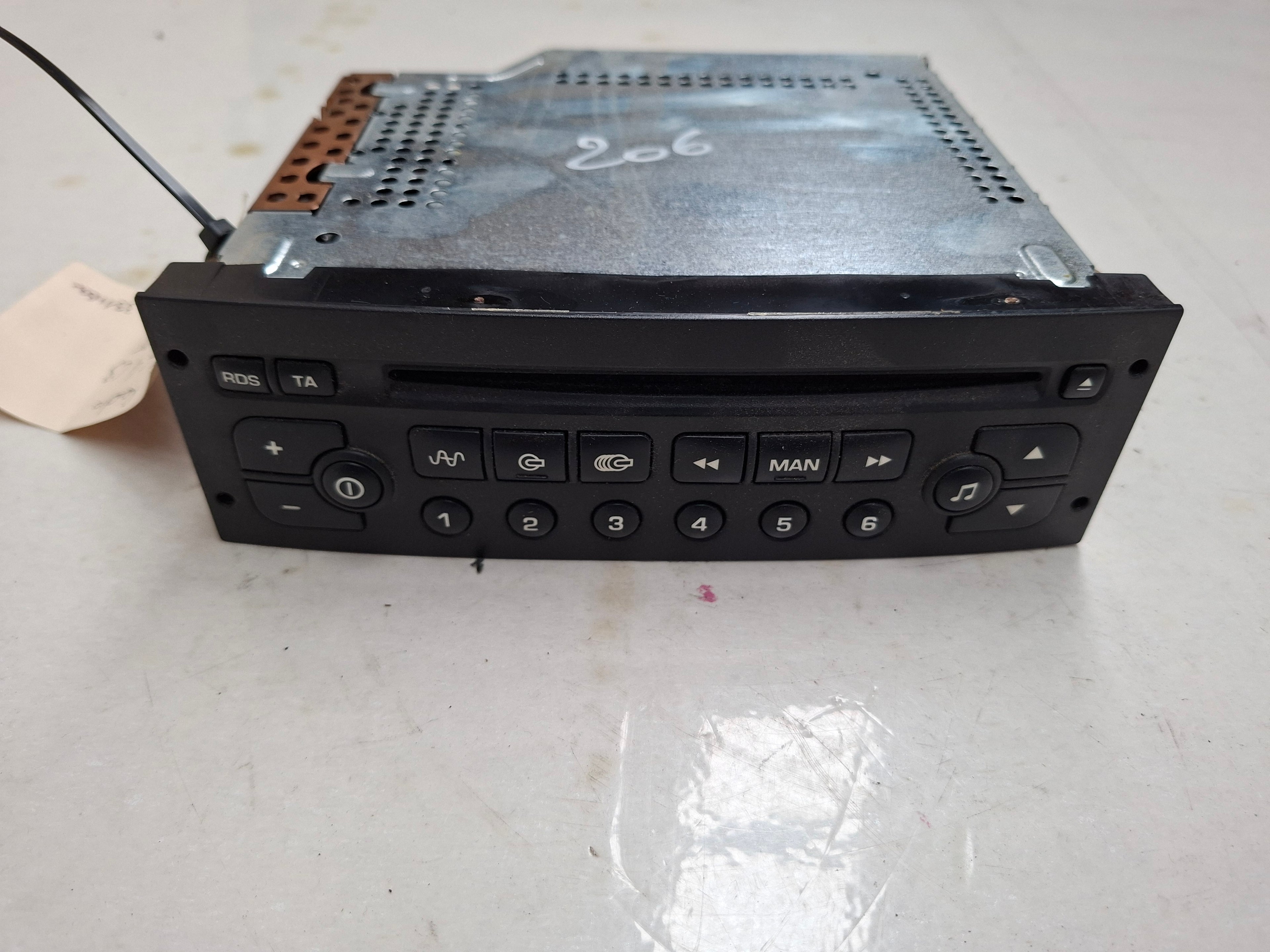 Originele radio van een Peugeot 206 (OEM 6564 C3 / 6564 RT), bouwjaar 2004