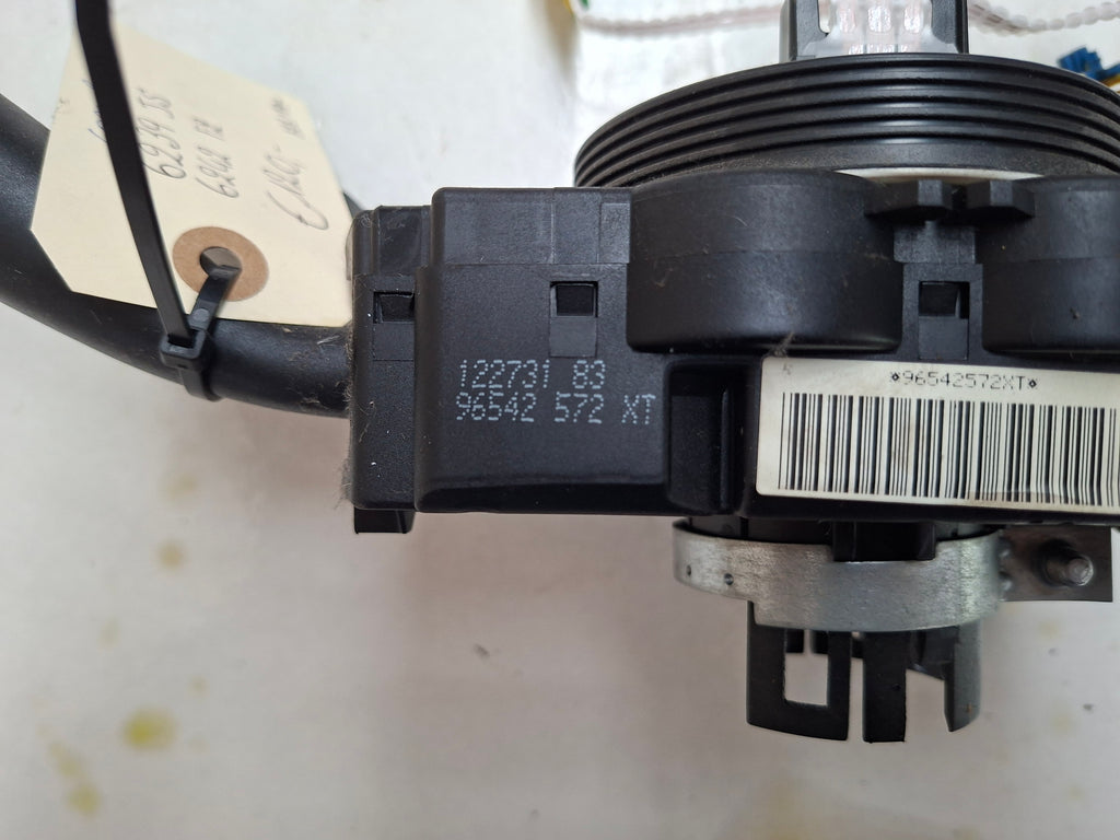 Originele COM2000 stuurkolomschakelaar van een Peugeot 206 (OEM 6239 JS / 6242 F2), bouwjaar 2004

