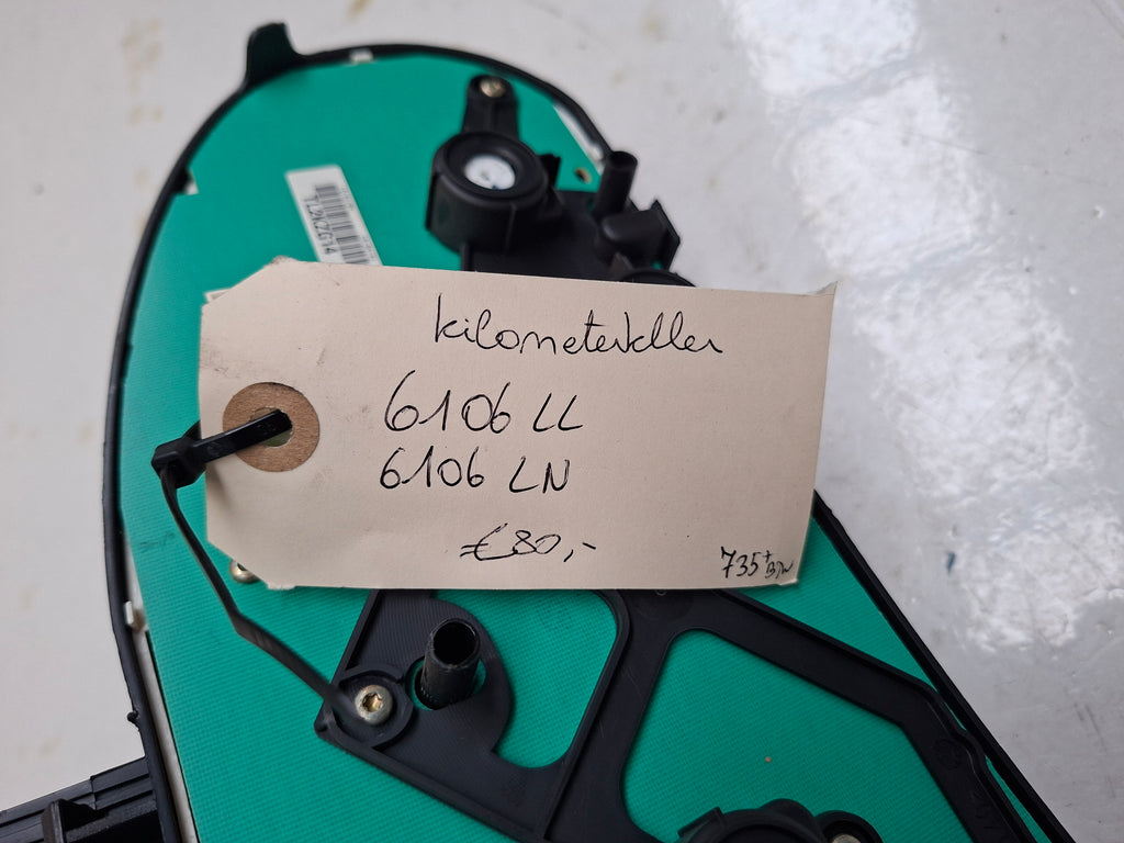 Originele kilometerteller van een Peugeot 206 (OEM 6106 LL / 6106 LN), bouwjaar 2004