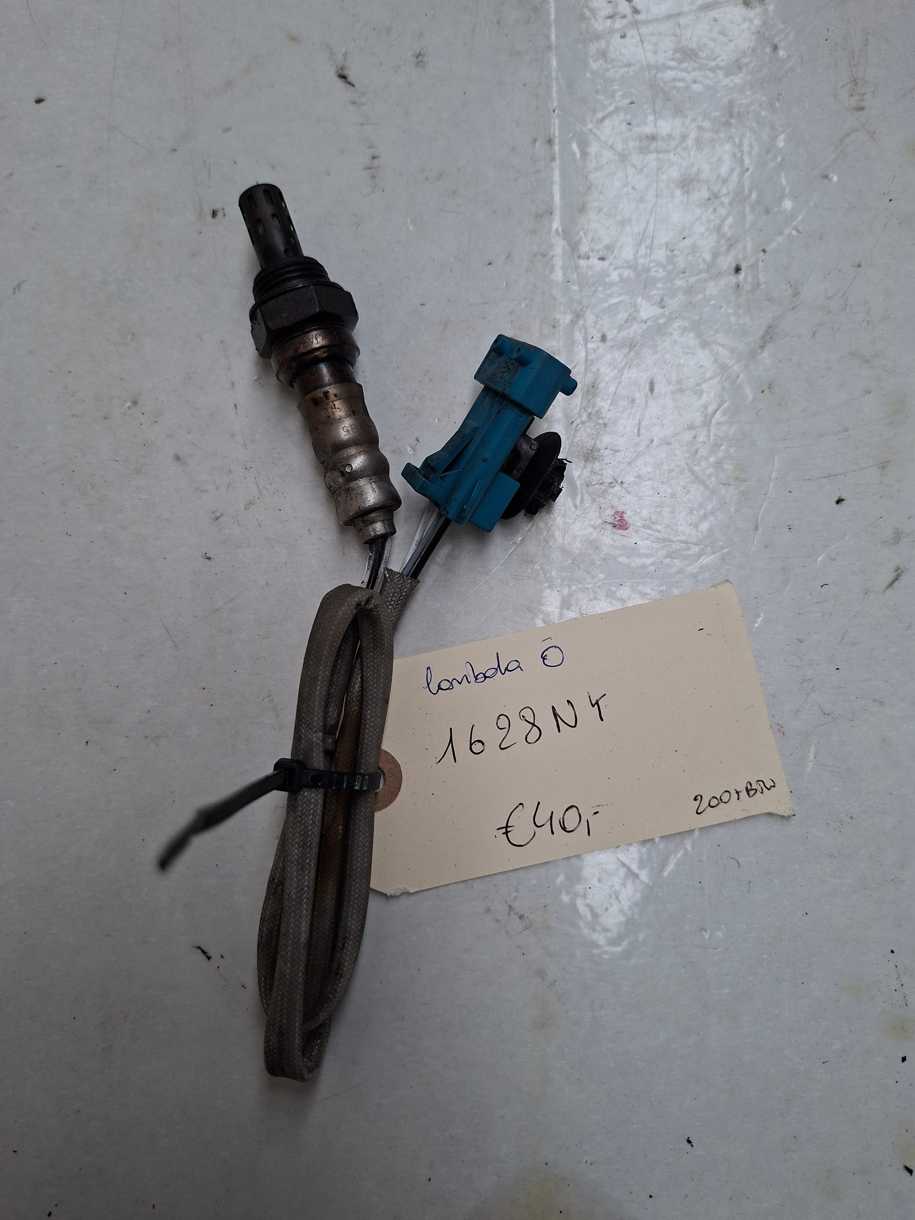 Originele lambdasonde onder van een Peugeot 206 (OEM 1628 NY), bouwjaar 2004