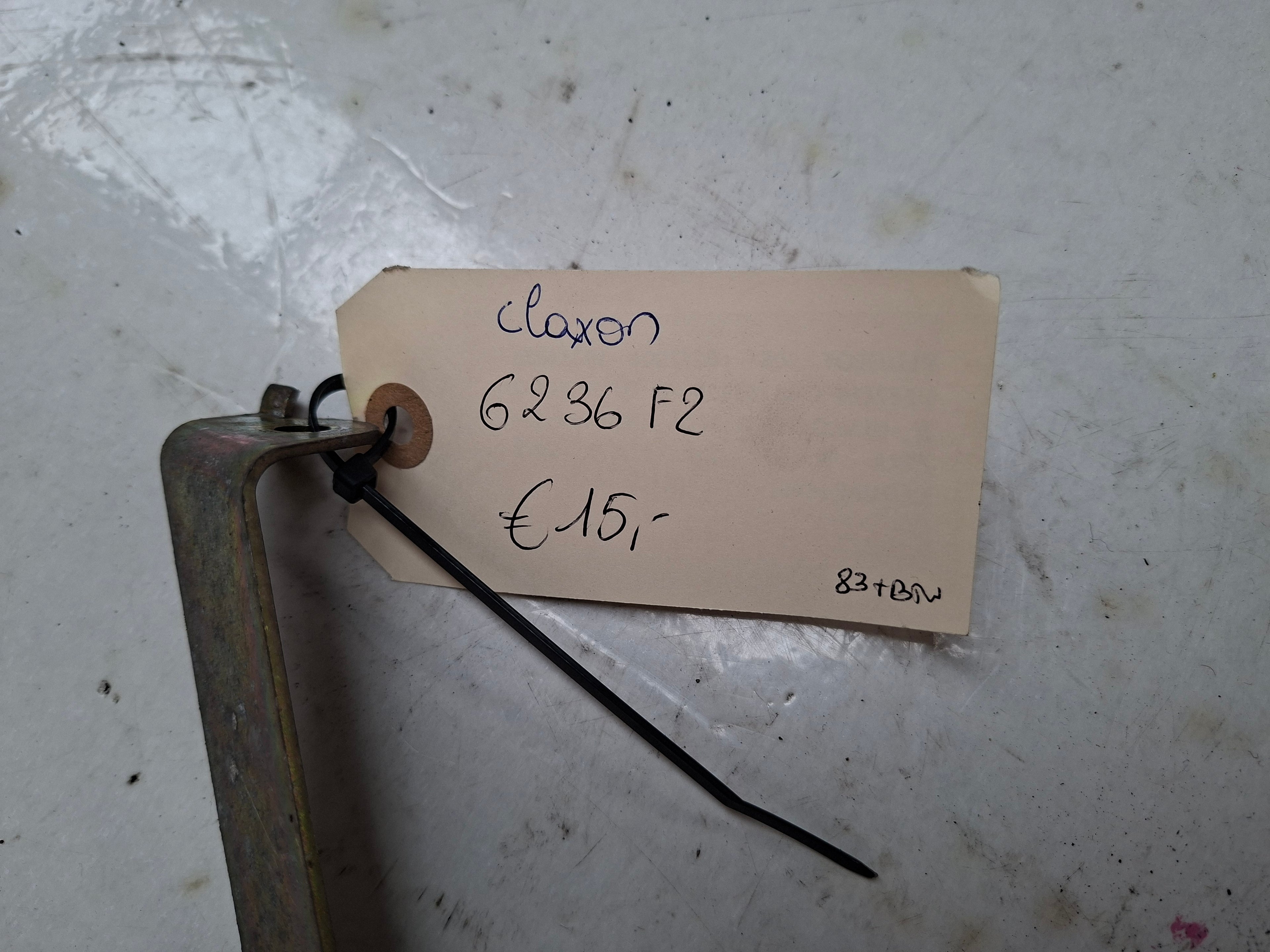 Originele claxon van een Peugeot 206 (OEM 6236 F2), bouwjaar 2004