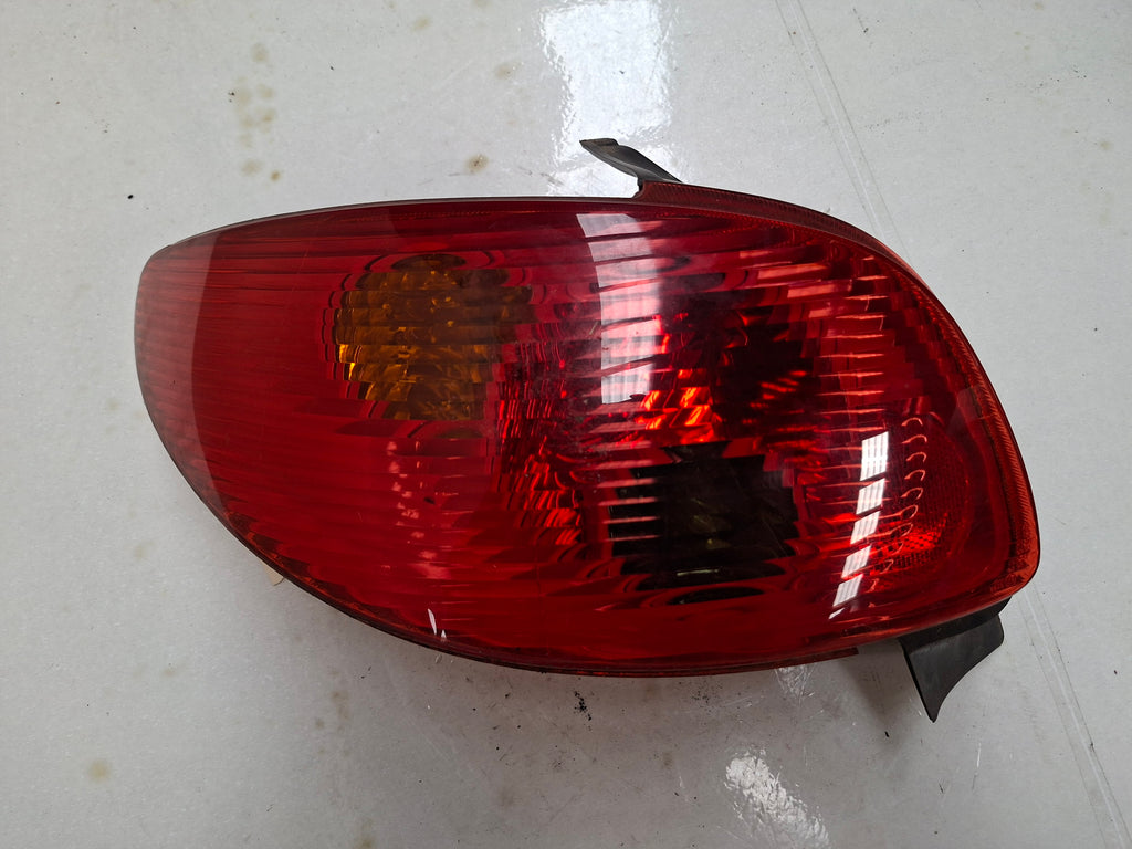 Origineel achterlicht links van een Peugeot 206 (OEM 6350 S0), bouwjaar 2004