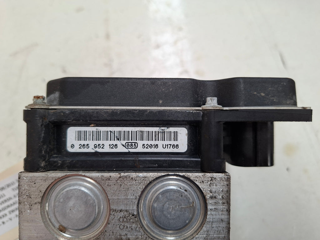 Origineel ABS-blok van een Peugeot 3008 T84 (OEM 16 121 450 80 / 16 809 219 80), bouwjaar 2015