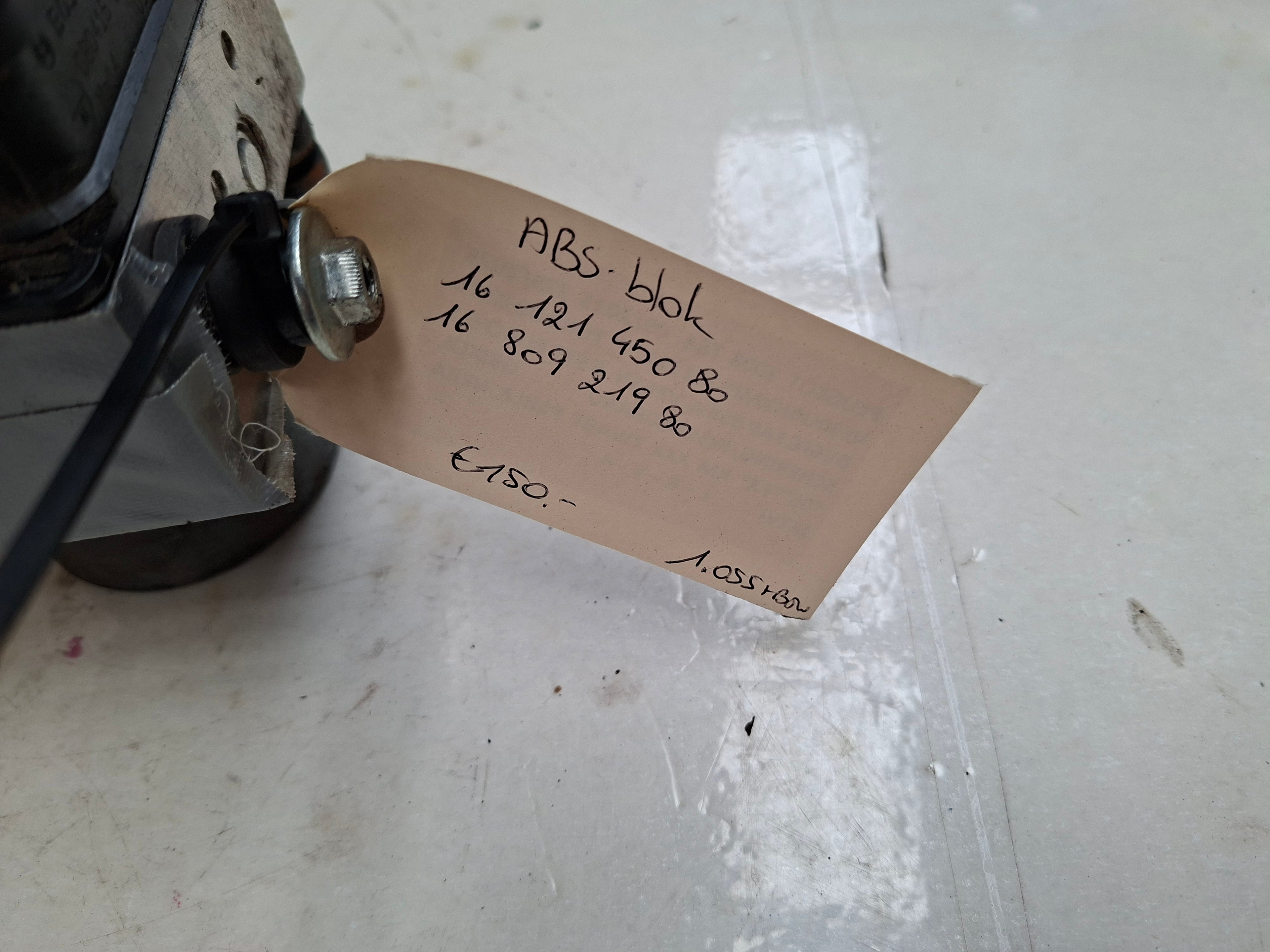 Origineel ABS-blok van een Peugeot 3008 T84 (OEM 16 121 450 80 / 16 809 219 80), bouwjaar 2015