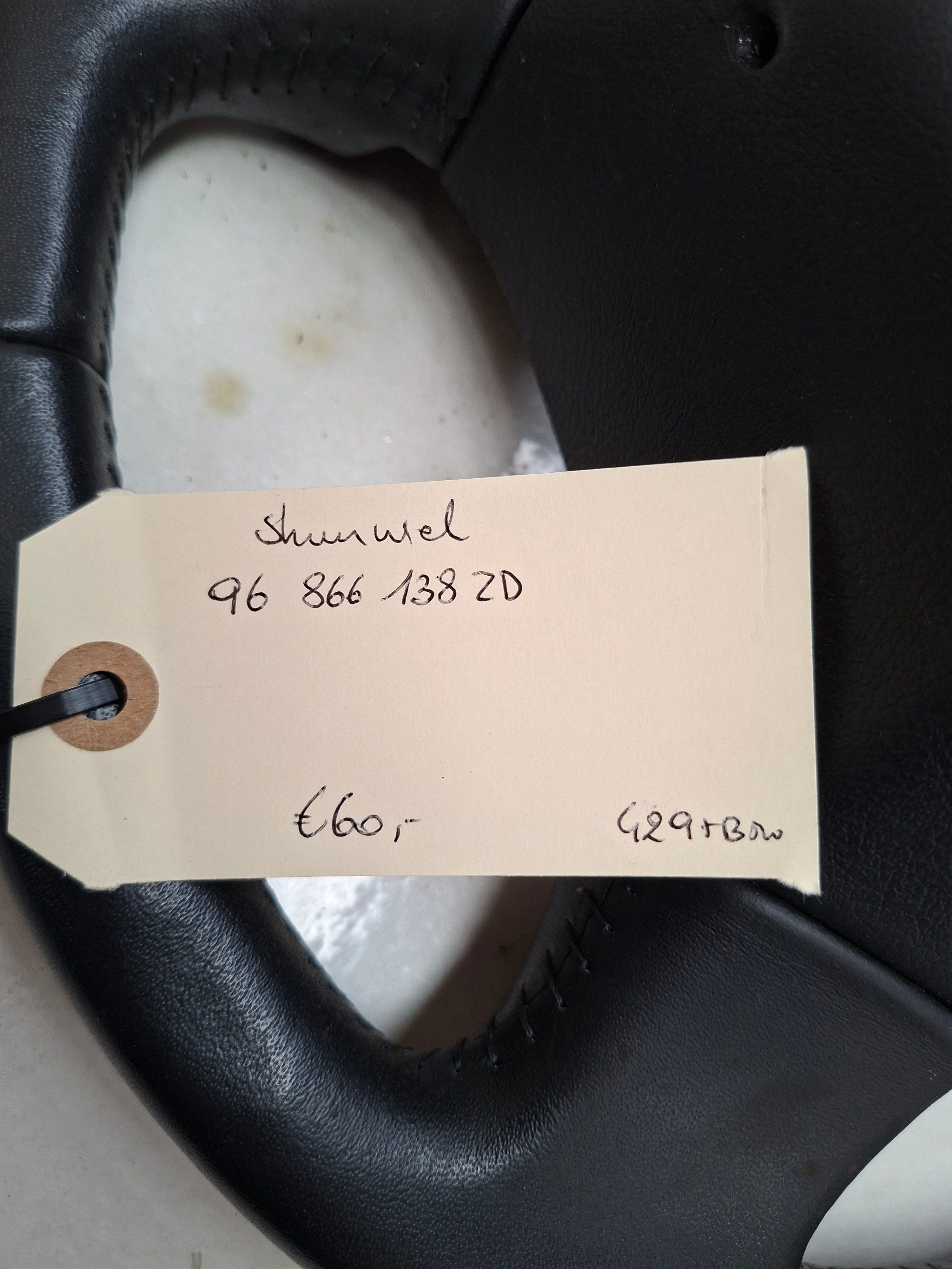 Origineel stuurwiel van een Peugeot 3008 T84 (OEM 96 866 138 ZD), bouwjaar 2015