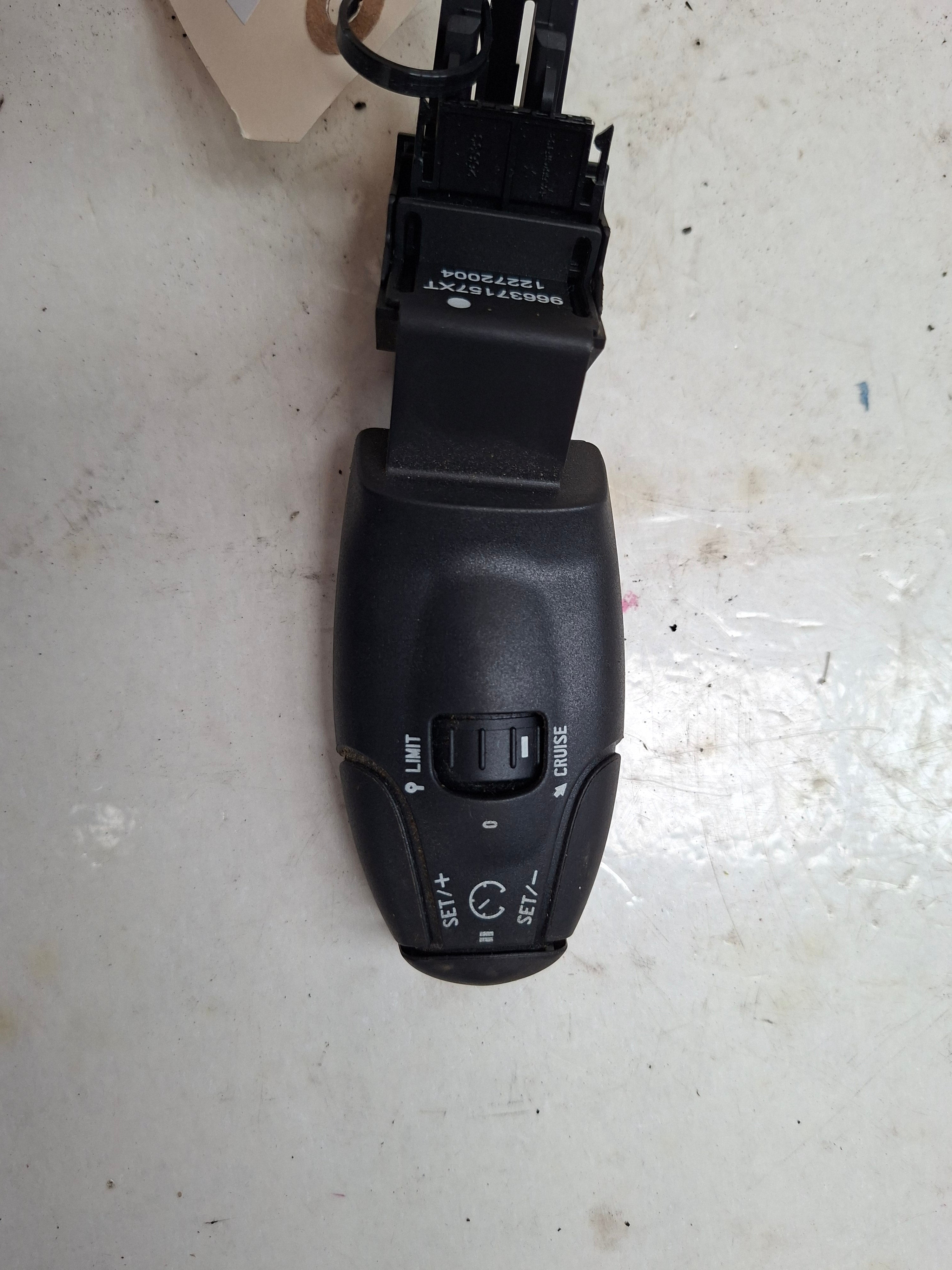 Originele schakelaar cruise control van een Peugeot 3008 T84 (OEM 6242 Z8), bouwjaar 2015

