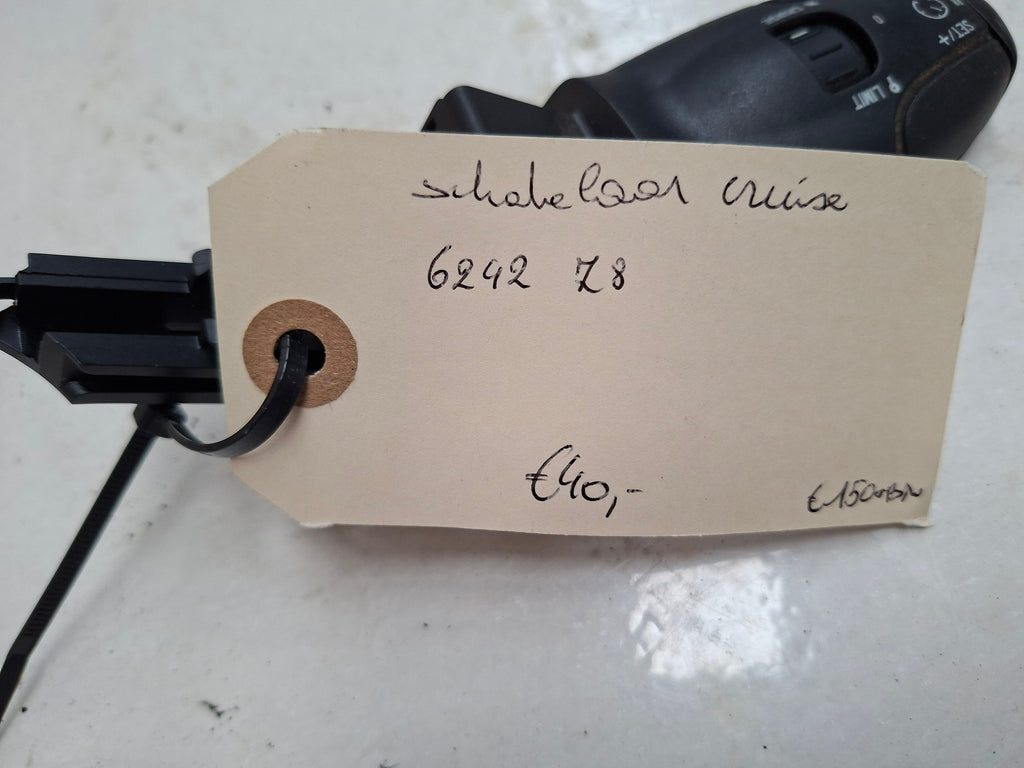 Originele schakelaar cruise control van een Peugeot 3008 T84 (OEM 6242 Z8), bouwjaar 2015

