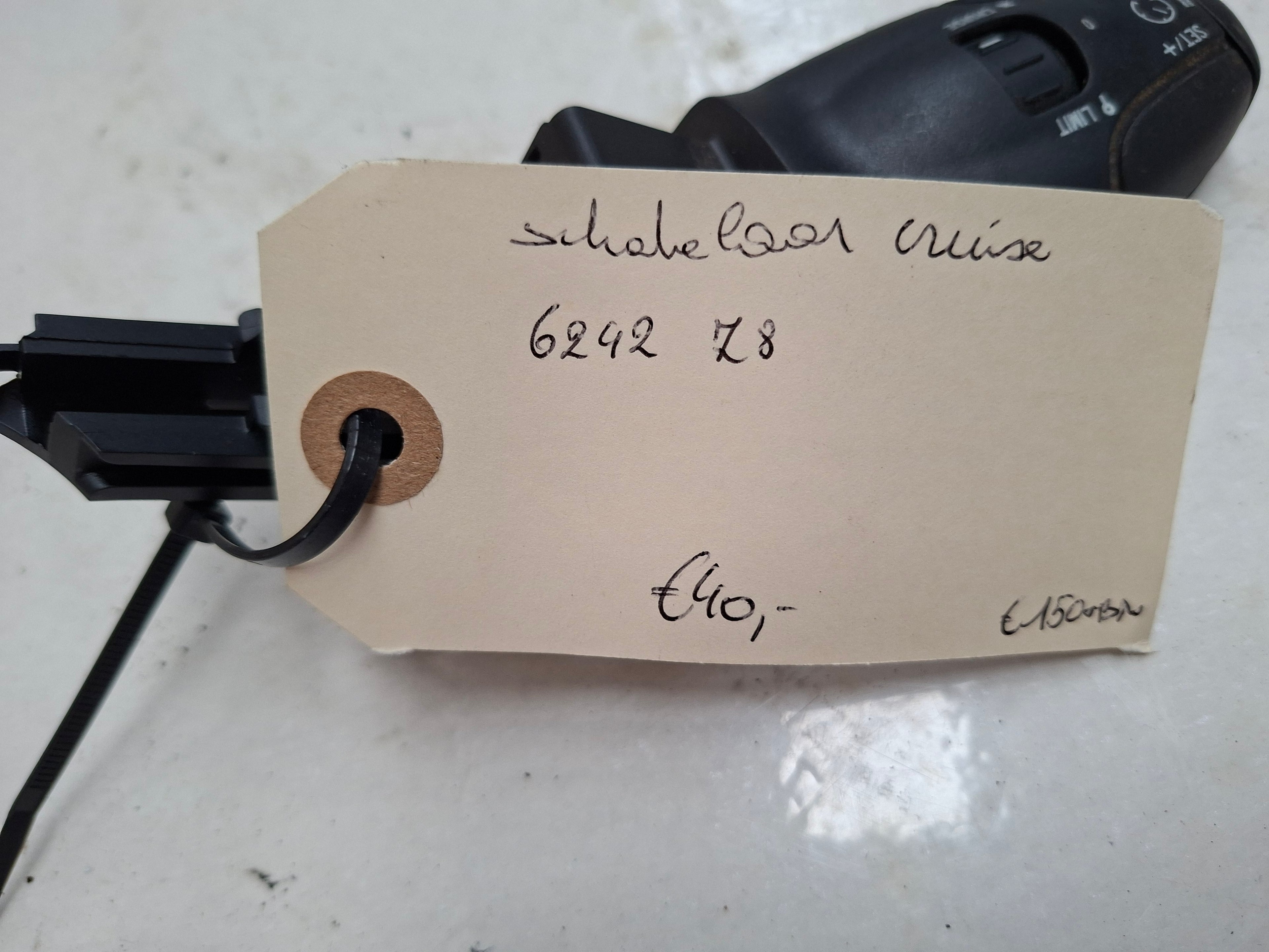 Originele schakelaar cruise control van een Peugeot 3008 T84 (OEM 6242 Z8), bouwjaar 2015

