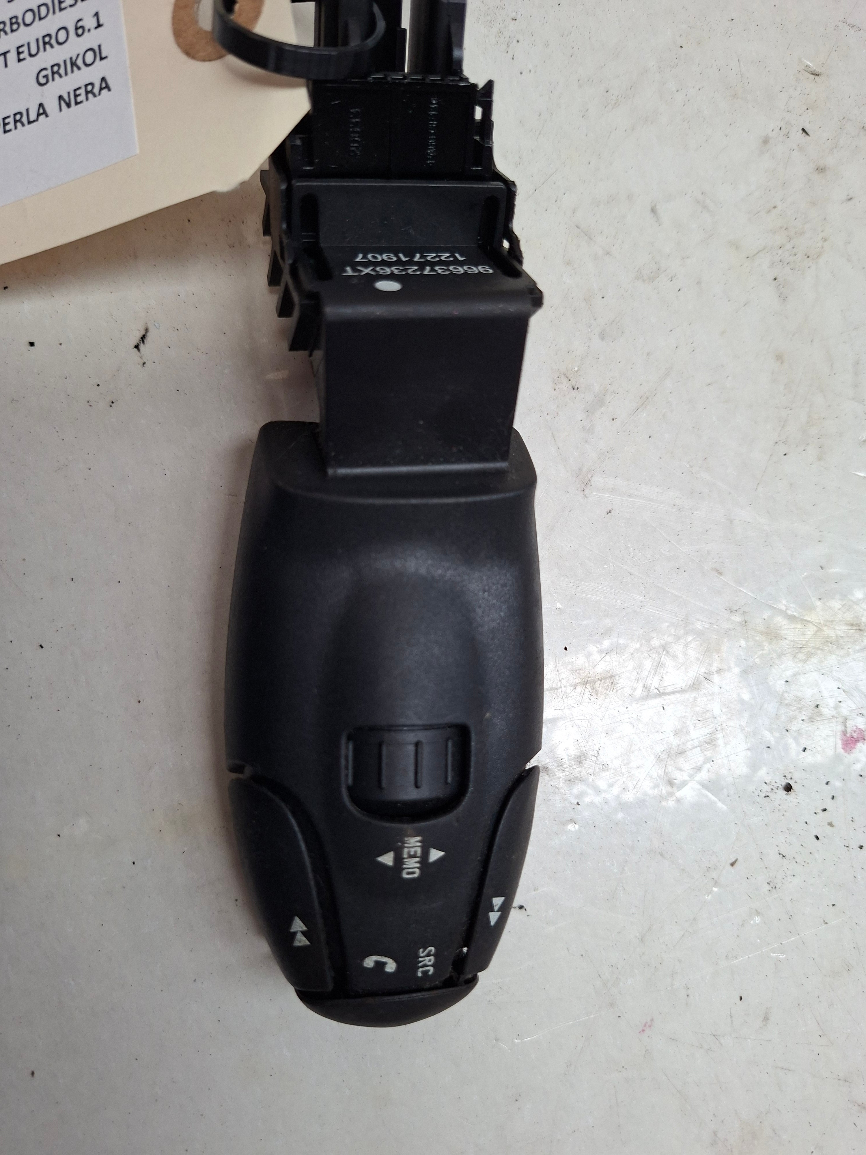 Originele bediening radio van een Peugeot 3008 T84 (OEM 6242 Z6), bouwjaar 2015
