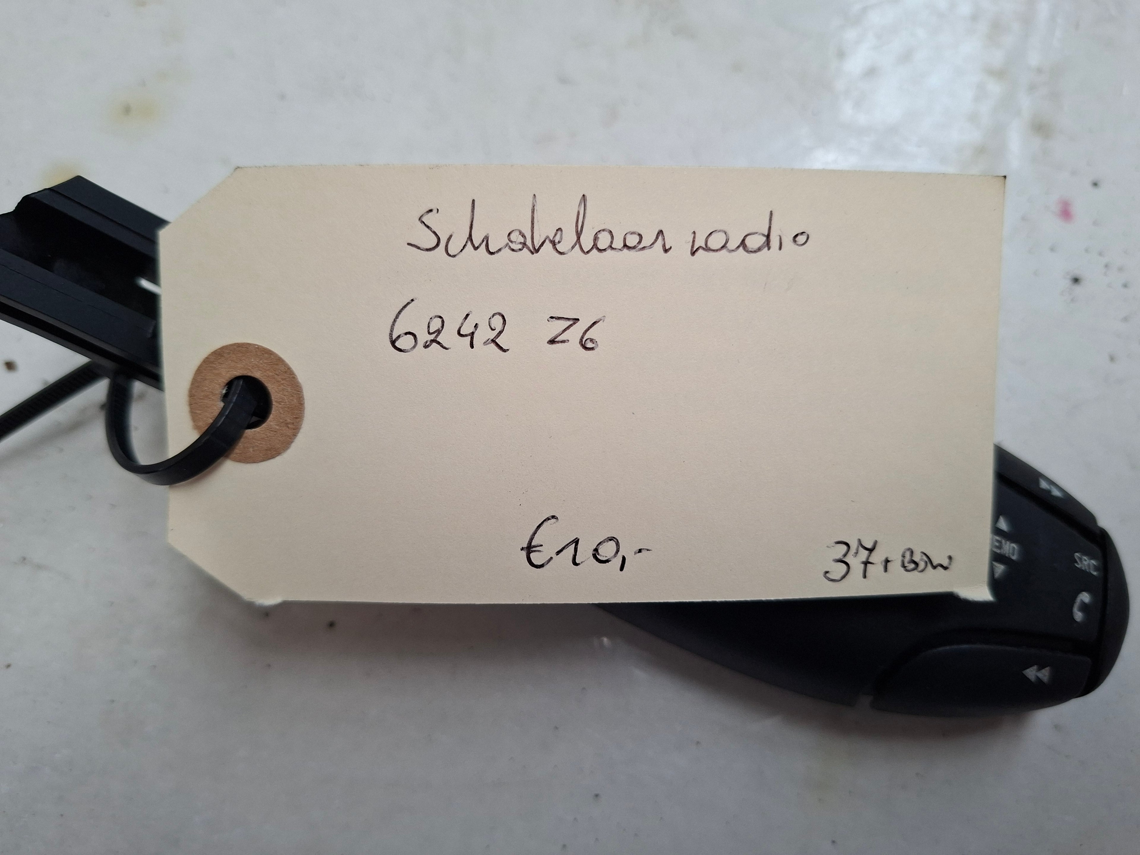 Originele bediening radio van een Peugeot 3008 T84 (OEM 6242 Z6), bouwjaar 2015