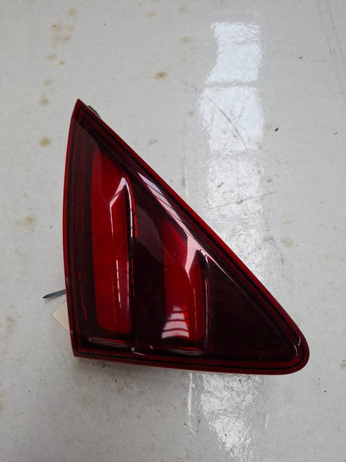 Origineel achterlicht links kofferklep van een Peugeot 3008 T84 (OEM 98 055 113 80), bouwjaar 2015