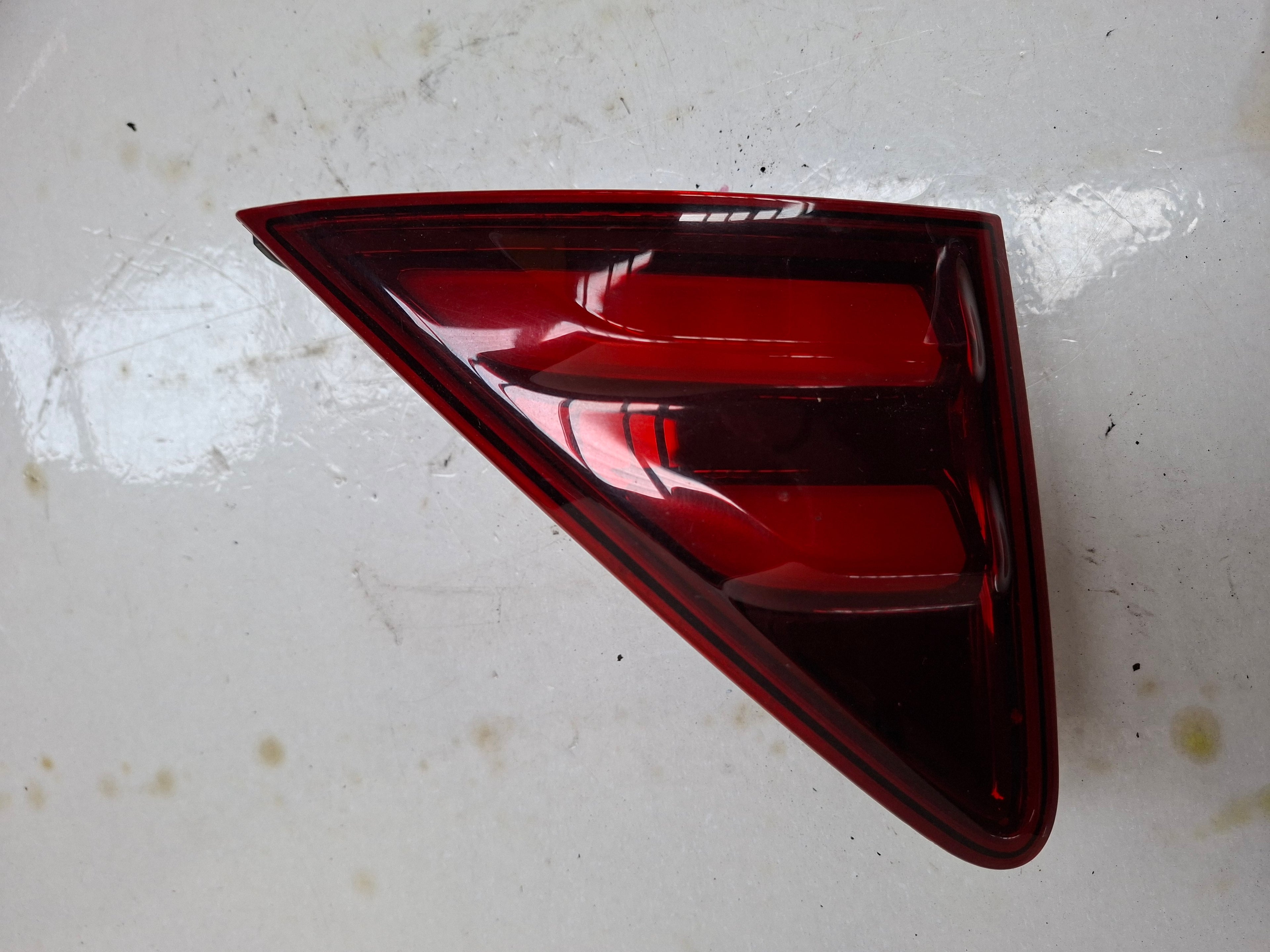 Origineel achterlicht rechts kofferklep van een Peugeot 3008 T84 (OEM 98 055 112 80), bouwjaar 2015