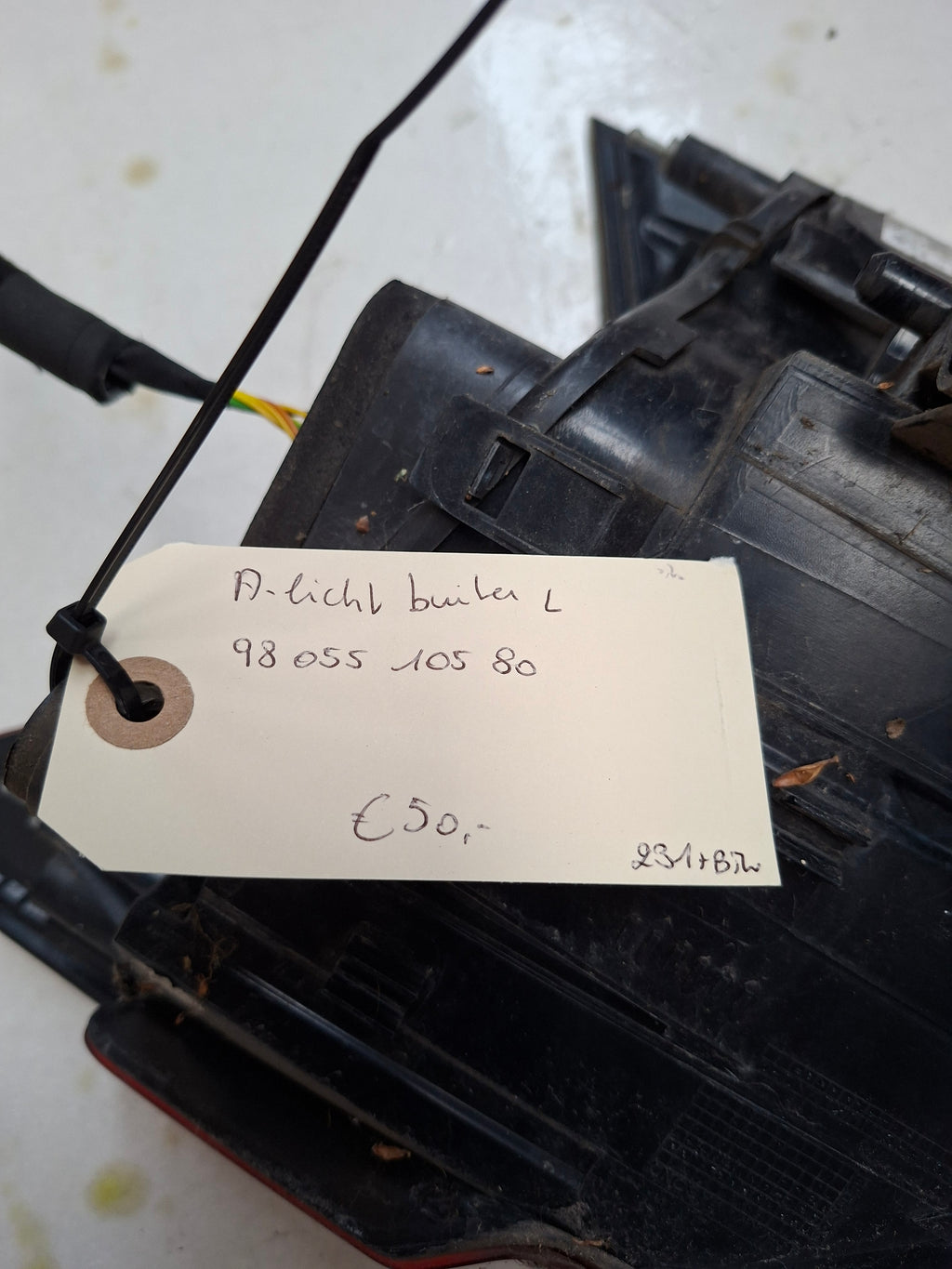 Origineel achterlicht links carrosserie van een Peugeot 3008 T84 (OEM 98 055 105 80), bouwjaar 2015