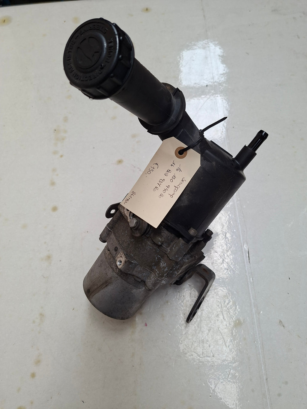 Originele servopomp van een Peugeot 3008 T84 (OEM 16 150 940 80 / 16 808 937 80), bouwjaar 2015

