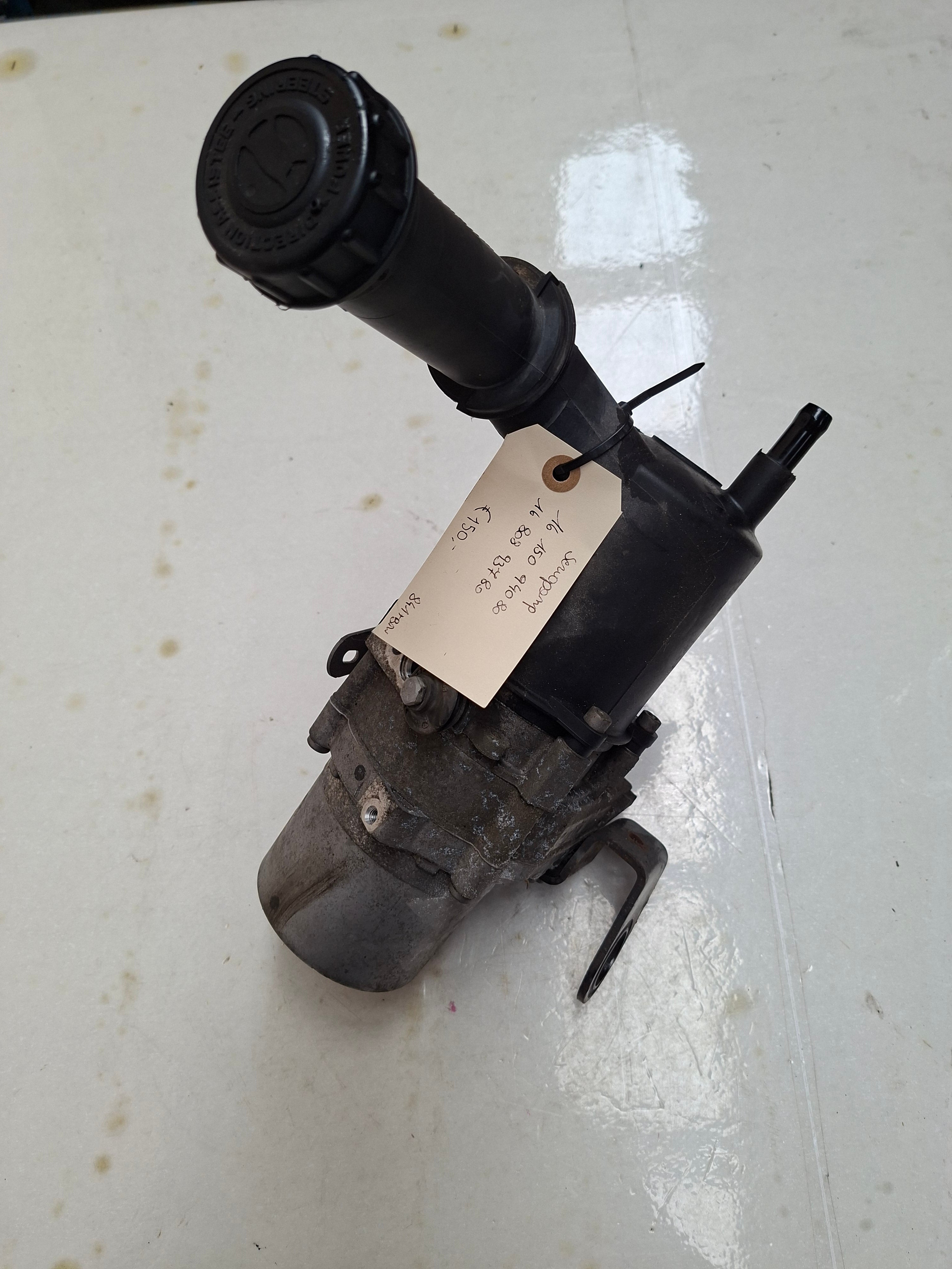 Originele servopomp van een Peugeot 3008 T84 (OEM 16 150 940 80 / 16 808 937 80), bouwjaar 2015

