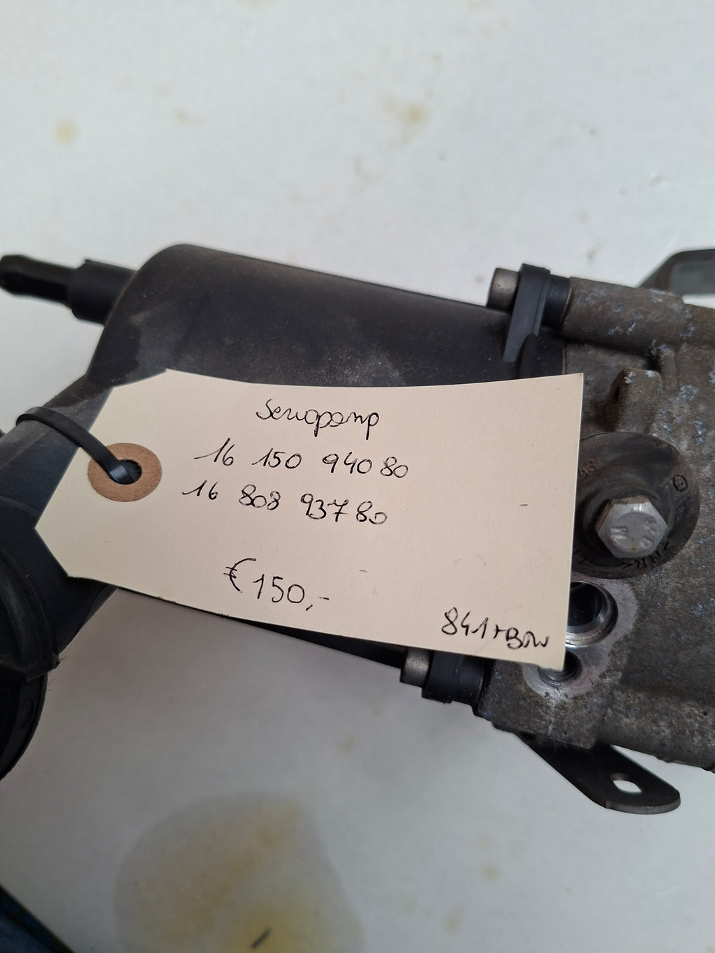 Originele servopomp van een Peugeot 3008 T84 (OEM 16 150 940 80 / 16 808 937 80), bouwjaar 2015

