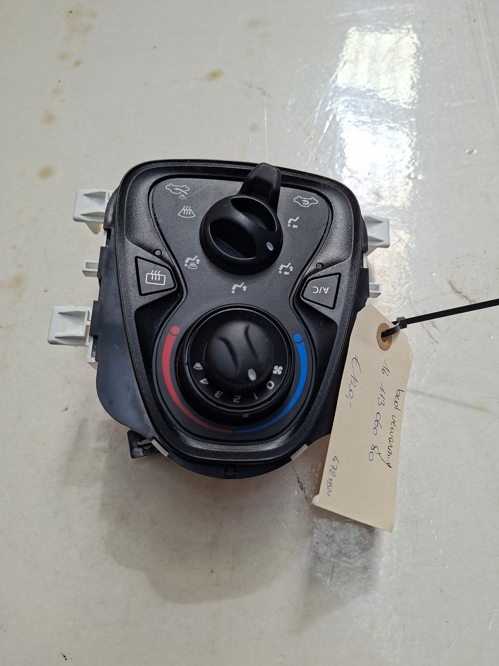 Origineel bedieningspaneel verwarming / airco van een Peugeot 108 (OEM 16 113 060 80), bouwjaar 2019
