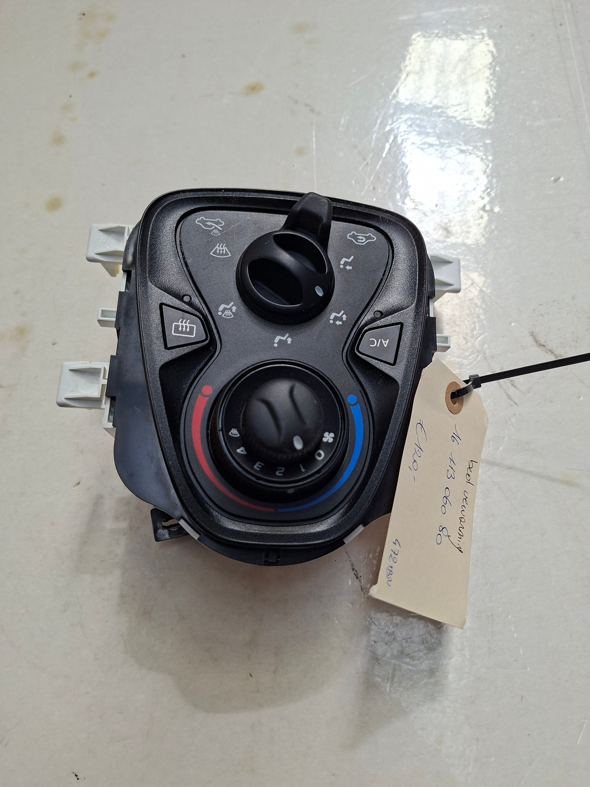 Origineel bedieningspaneel verwarming / airco van een Peugeot 108 (OEM 16 113 060 80), bouwjaar 2019