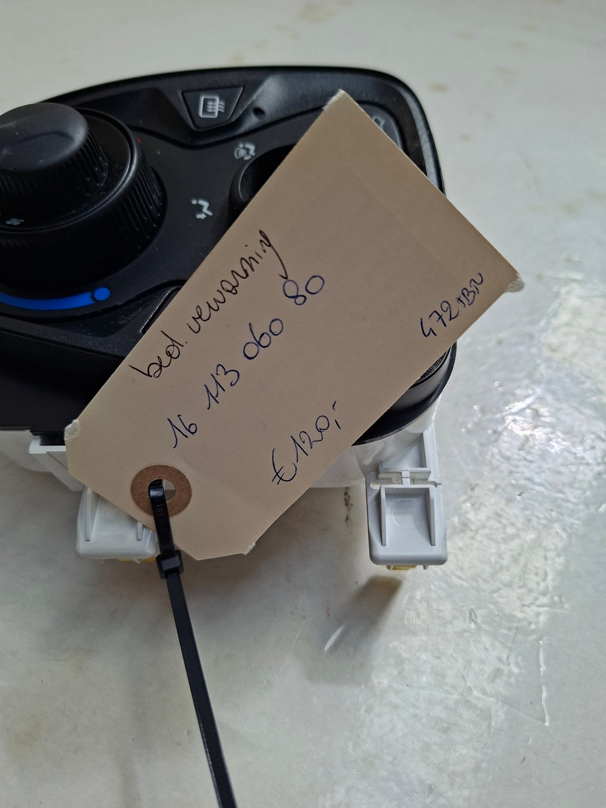 Origineel bedieningspaneel verwarming / airco van een Peugeot 108 (OEM 16 113 060 80), bouwjaar 2019