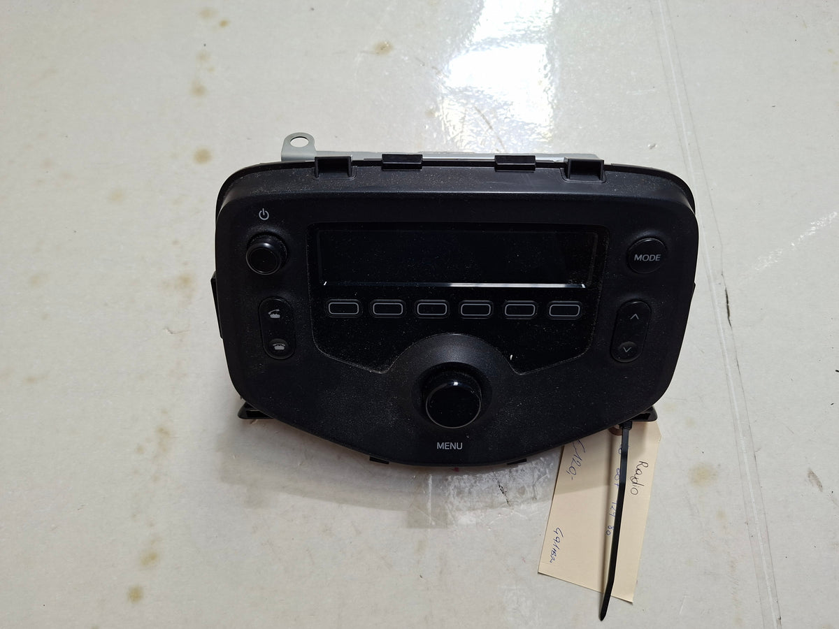 Originele radio van een Peugeot 108 (OEM B0 007 924 80), bouwjaar 2019