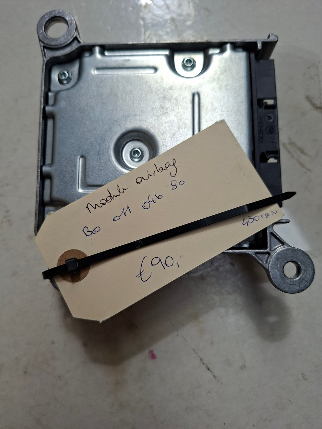 Originele airbagmodule van een Peugeot 108 (OEM B0 011 046 80), bouwjaar 2019