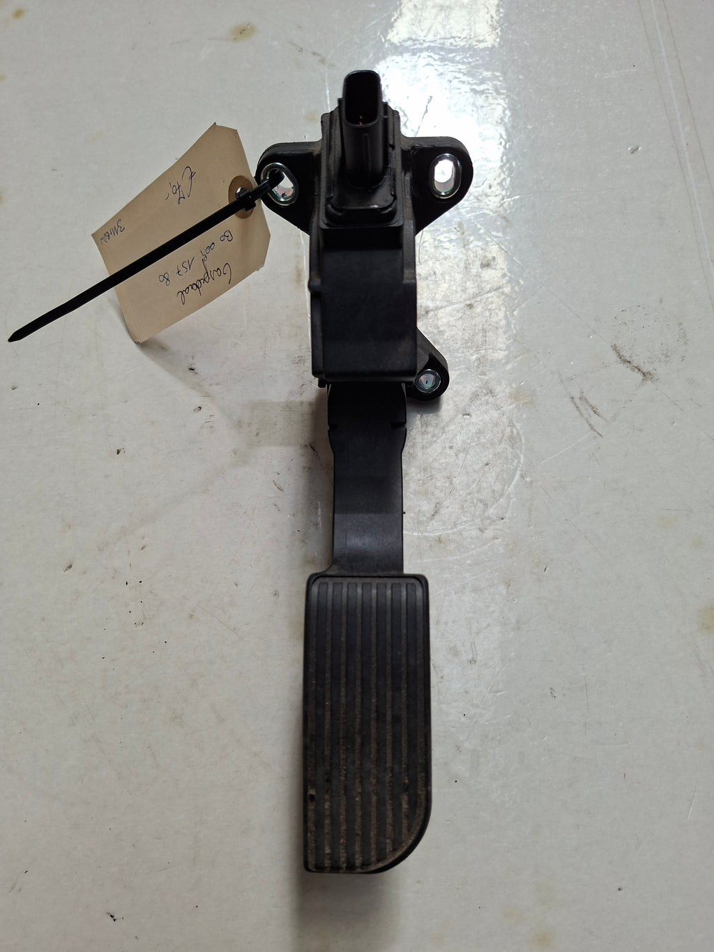 Origineel gaspedaal van een Peugeot 108 (OEM B0 009 157 80), bouwjaar 2019