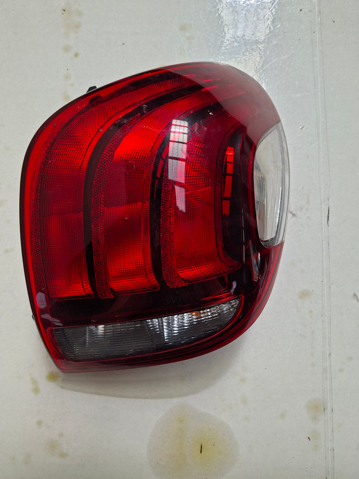 Origineel achterlicht rechts van een Peugeot 108 (OEM B0 010 311 80), bouwjaar 2019
