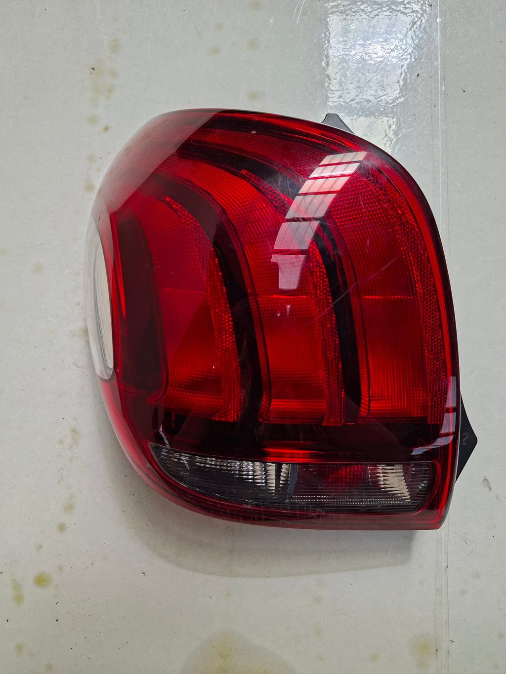 Origineel achterlicht links van een Peugeot 108 (OEM B0 010 317 80), bouwjaar 2019
