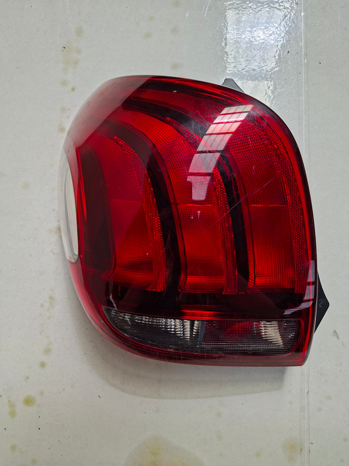 Origineel achterlicht links van een Peugeot 108 (OEM B0 010 317 80), bouwjaar 2019