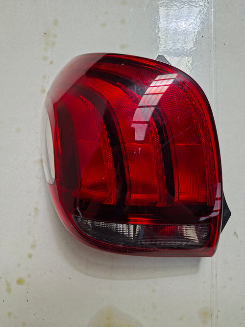 Origineel achterlicht links van een Peugeot 108 (OEM B0 010 317 80), bouwjaar 2019