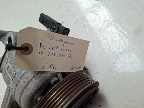 Originele AC-compressor van een Peugeot 108 (OEM B0 007 761 80 / 16 715 537 80), bouwjaar 2019