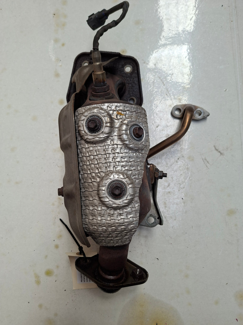 Originele katalysator van een Peugeot 108 (OEM 16 393 614 80), bouwjaar 2019