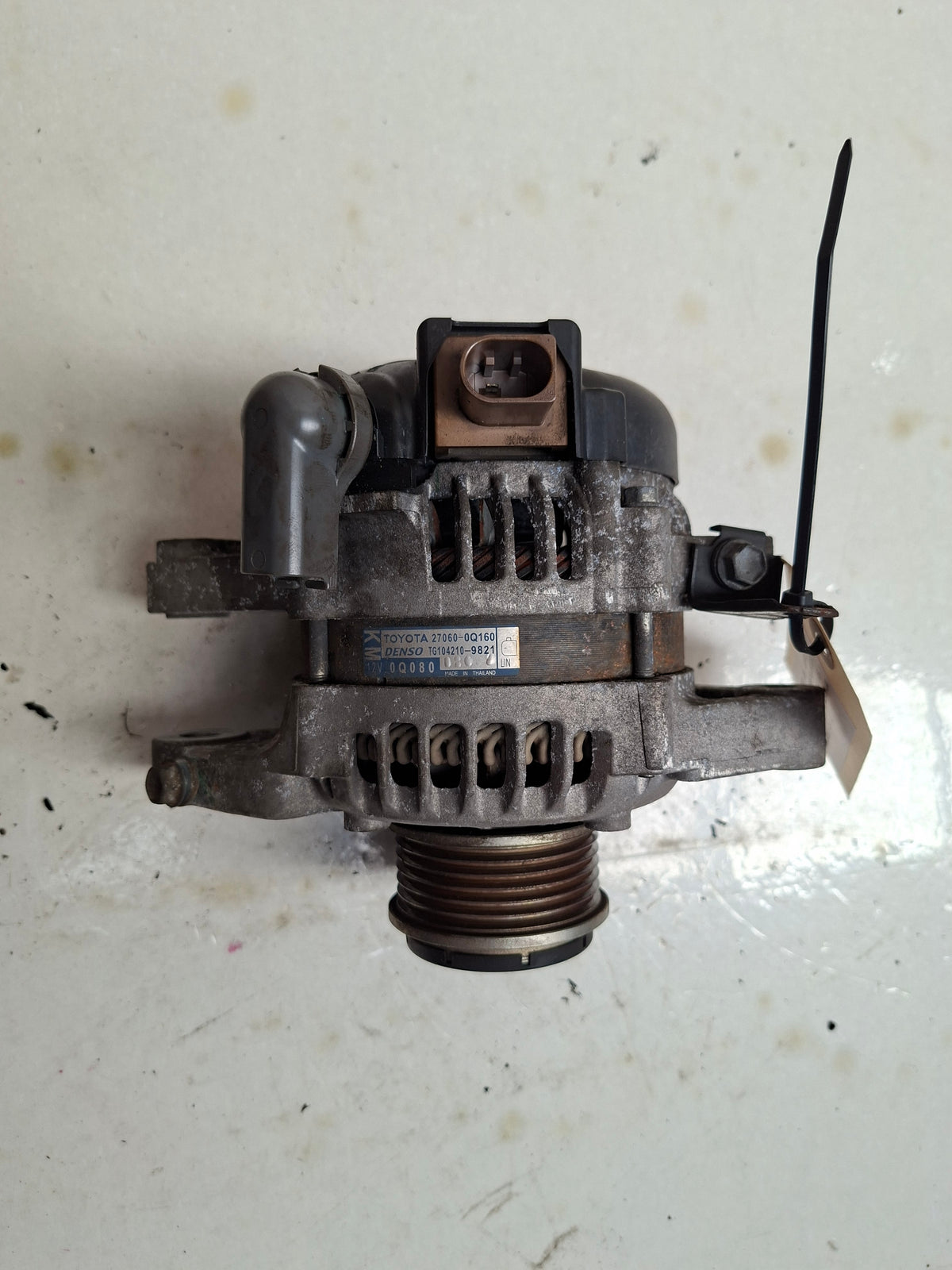 Originele alternator van een Peugeot 108 (OEM B0 009 120 80 / 16 123 519 80), bouwjaar 2019