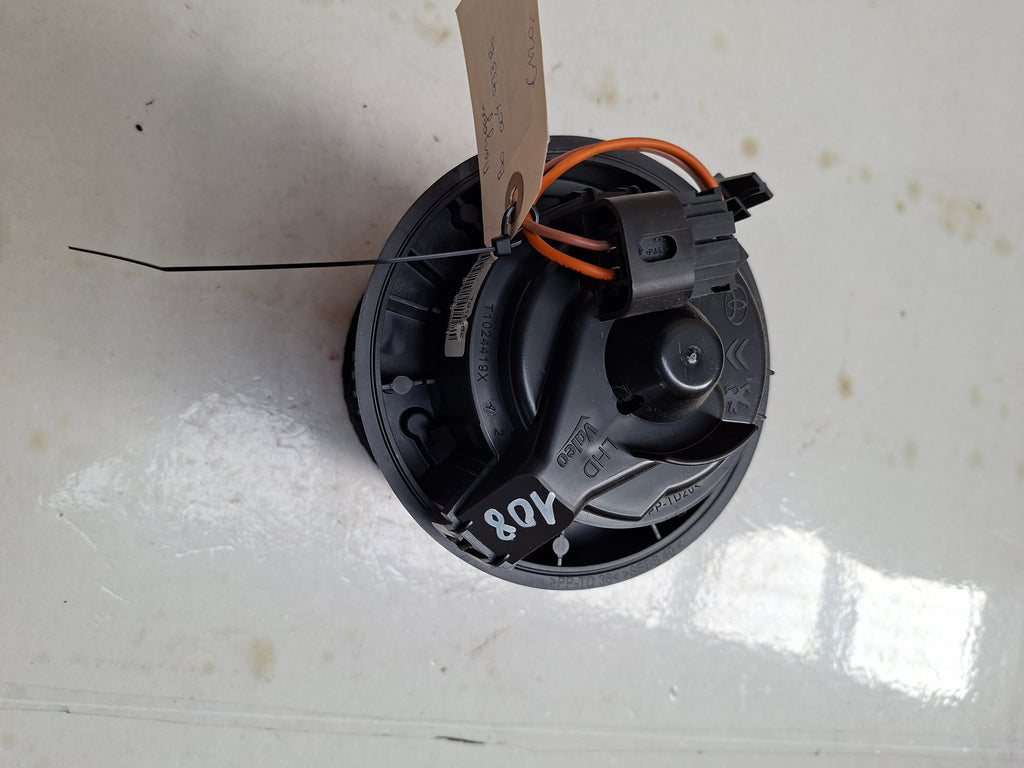 Originele aanjager interieurventilator van een Peugeot 108 (OEM B0 004 933 80), bouwjaar 2019