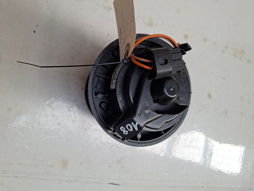 Originele aanjager interieurventilator van een Peugeot 108 (OEM B0 004 933 80), bouwjaar 2019