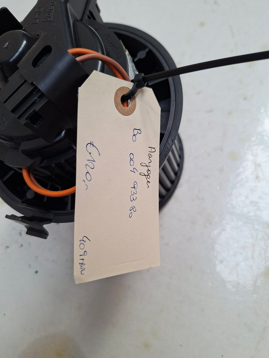 Originele aanjager interieurventilator van een Peugeot 108 (OEM B0 004 933 80), bouwjaar 2019