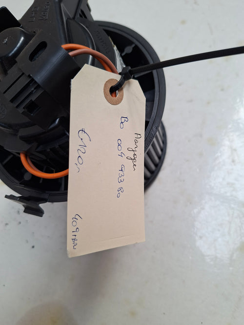 Originele aanjager interieurventilator van een Peugeot 108 (OEM B0 004 933 80), bouwjaar 2019