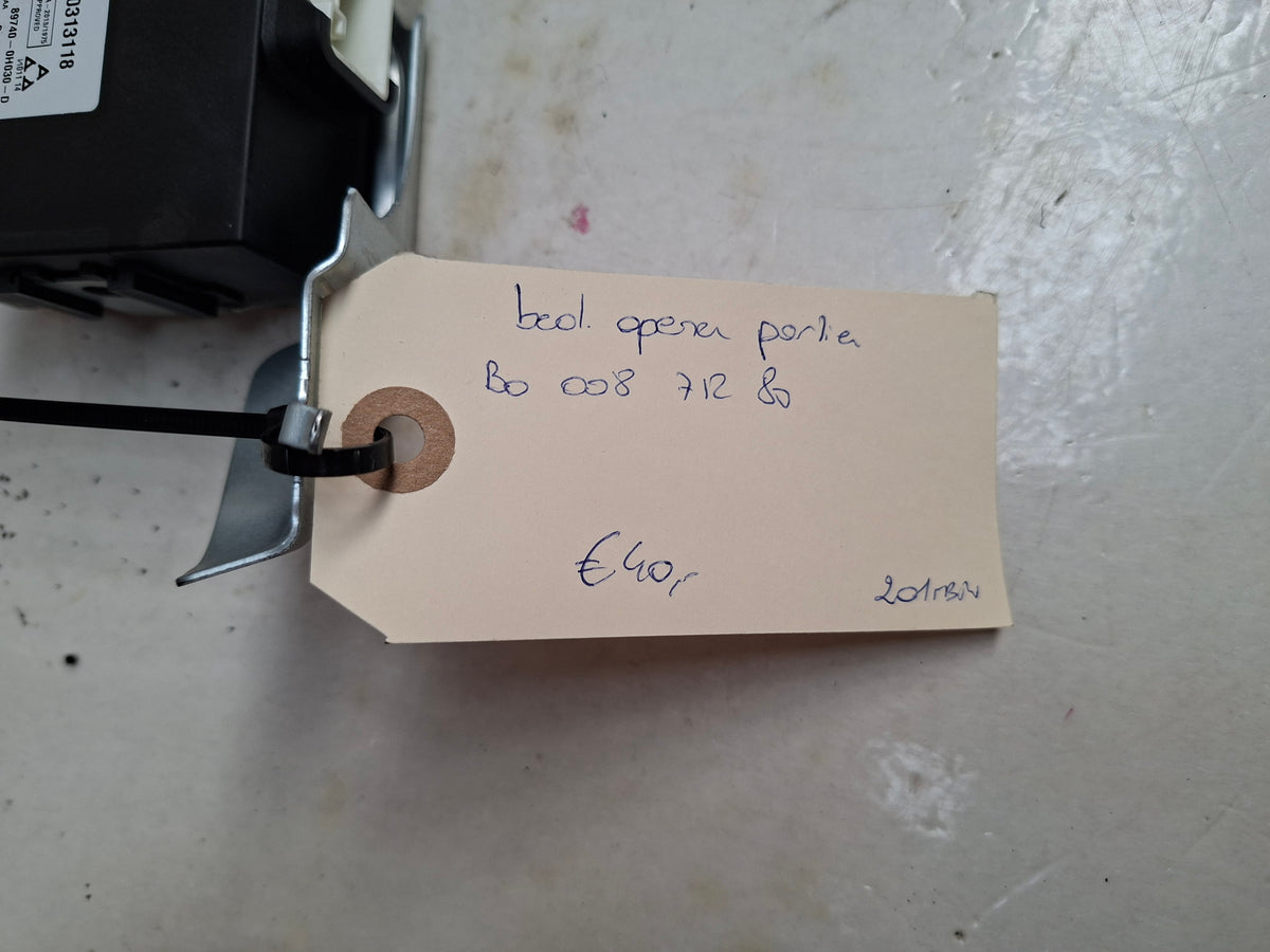 Originele module bediening deuropener van een Peugeot 108 (OEM B0 008 712 80), bouwjaar 2019

