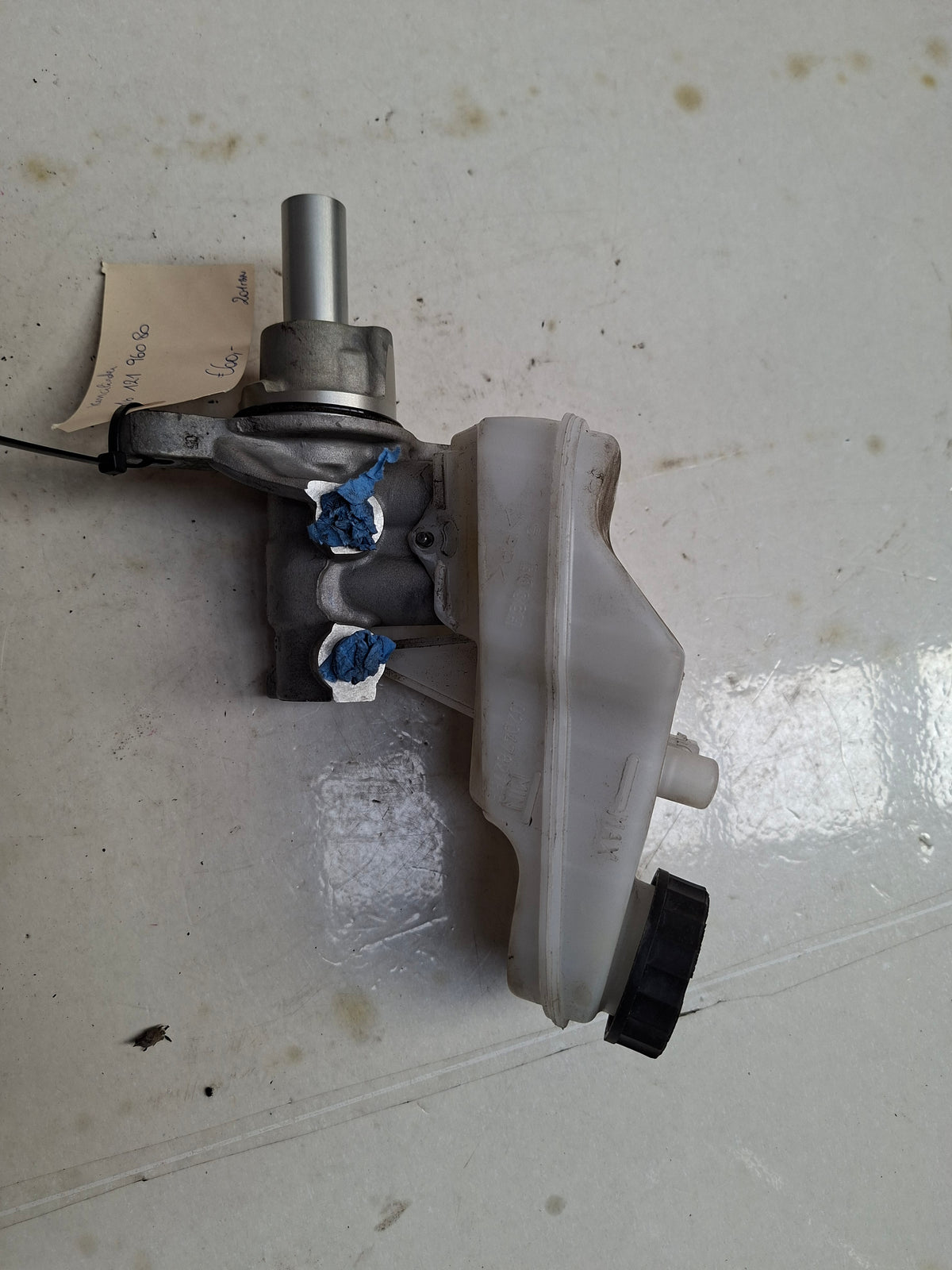 Originele hoofdremcilinder van een Peugeot 108 (OEM 16 121 960 80), bouwjaar 2019