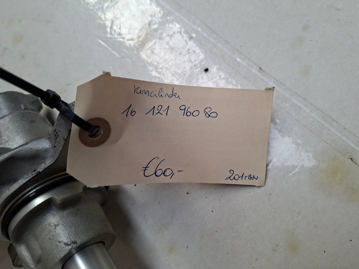 Originele hoofdremcilinder van een Peugeot 108 (OEM 16 121 960 80), bouwjaar 2019