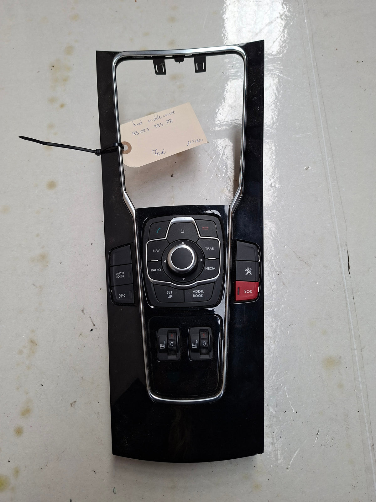 Origineel bedieningspaneel middenconsole van een Peugeot 508 Berline (OEM 98 023 785 ZD), bouwjaar 2013