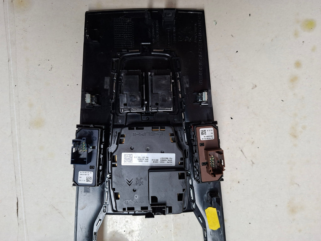 Origineel bedieningspaneel middenconsole van een Peugeot 508 Berline (OEM 98 023 785 ZD), bouwjaar 2013