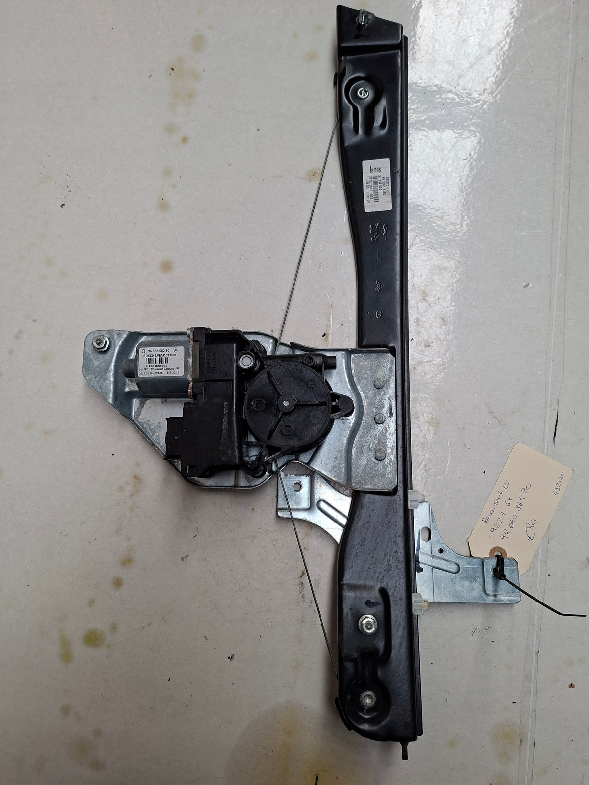 Origineel raammechanisme linksvoor van een Peugeot 508 Berline (OEM 9221 GY / 98 060 869 80), bouwjaar 2013