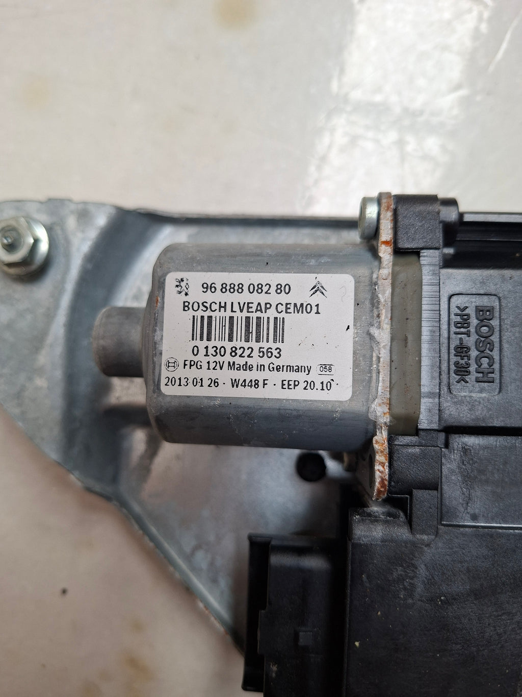Origineel raammechanisme linksvoor van een Peugeot 508 Berline (OEM 9221 GY / 98 060 869 80), bouwjaar 2013