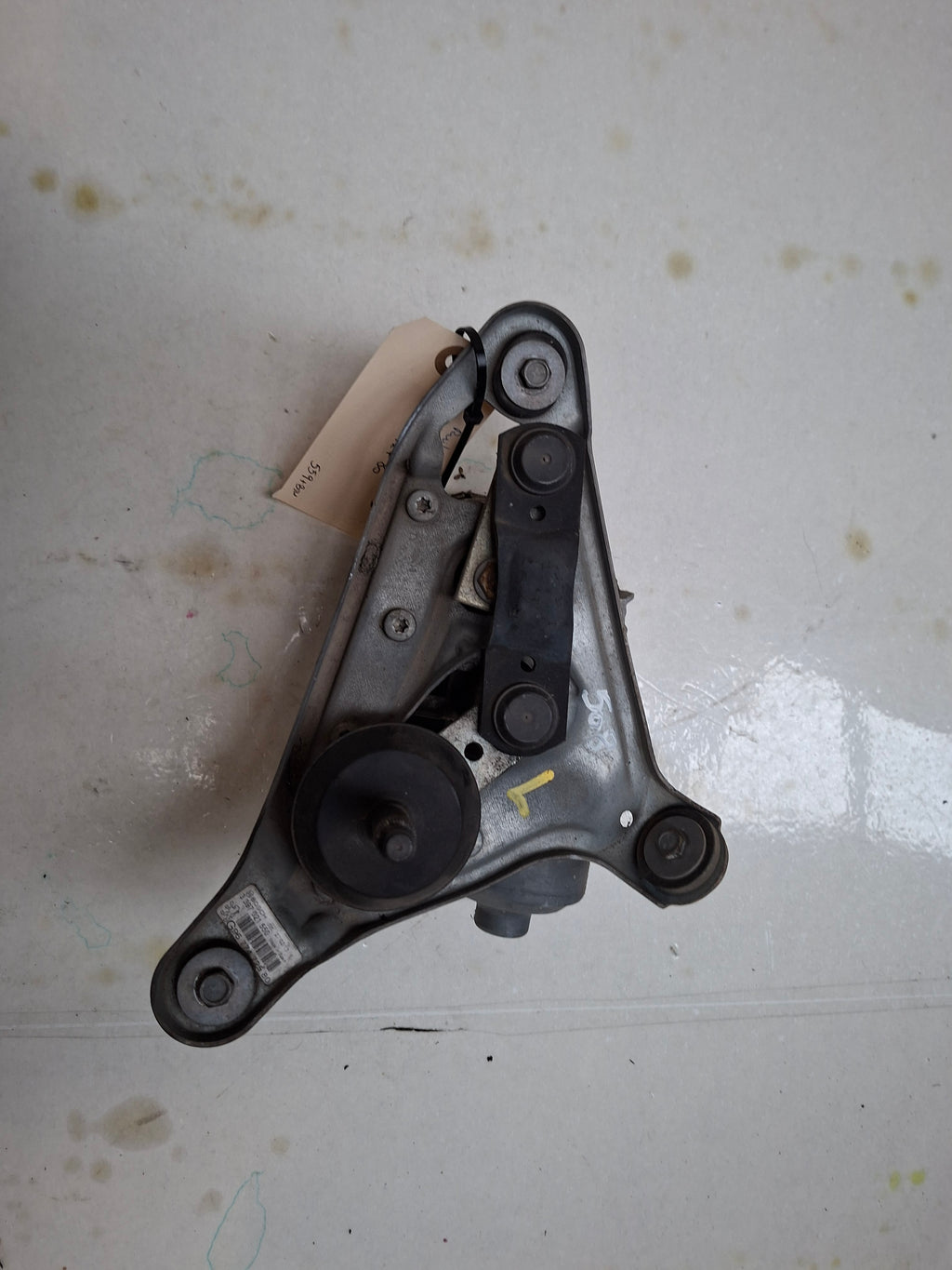 Originele ruitenwissermotor linksvoor van een Peugeot 508 Berline (OEM 96 774 725 80 / 98 161 727 80), bouwjaar 2013