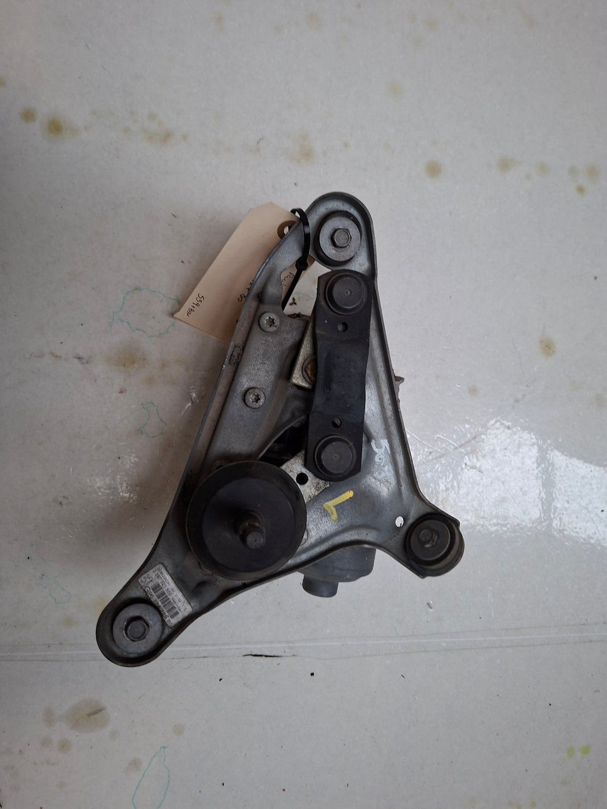 Originele ruitenwissermotor linksvoor van een Peugeot 508 Berline (OEM 96 774 725 80 / 98 161 727 80), bouwjaar 2013