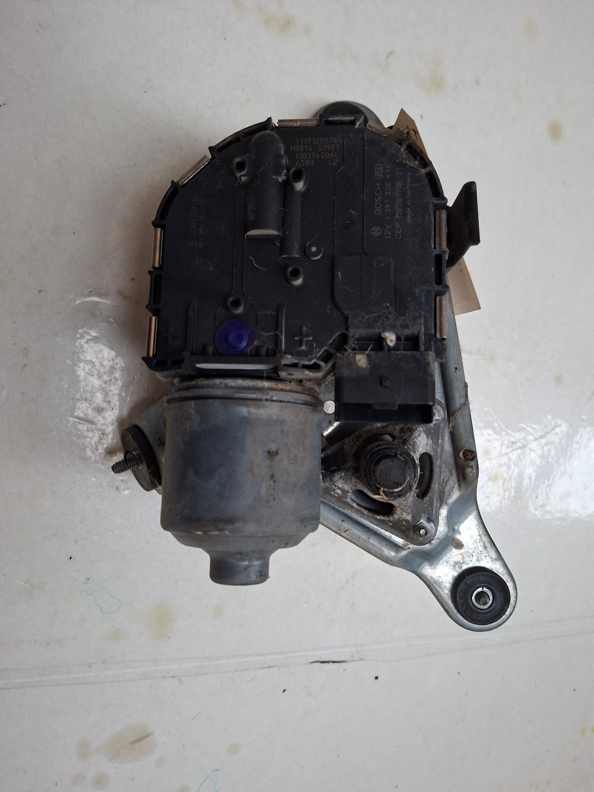 Originele ruitenwissermotor linksvoor van een Peugeot 508 Berline (OEM 96 774 725 80 / 98 161 727 80), bouwjaar 2013