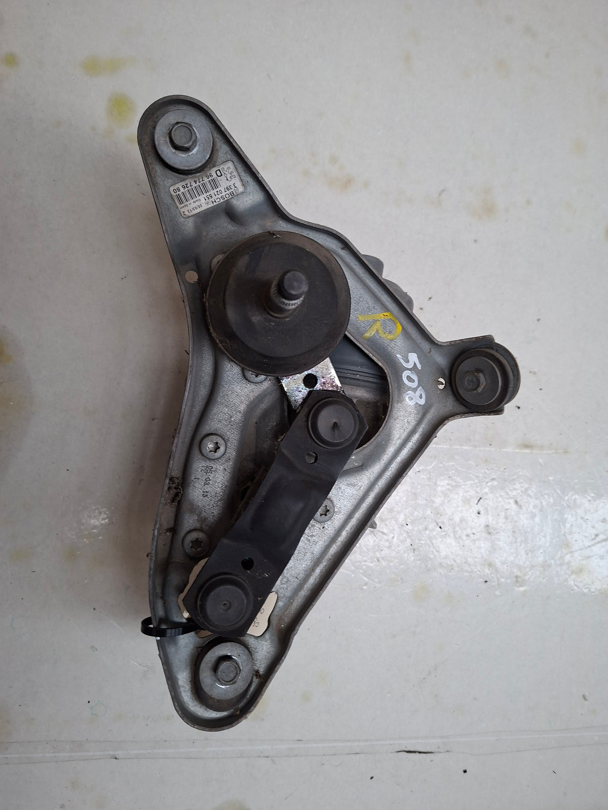 Originele ruitenwissermotor rechtsvoor van een Peugeot 508 Berline (OEM 96 774 726 80 / 98 161 726 80), bouwjaar 2013
